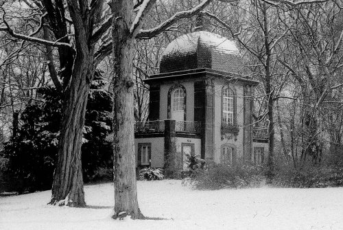 Linden . Pavillon im Schnee auf dem Lindener Berg